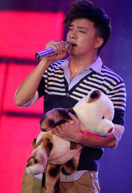 Cao Thái Sơn hát nhép trong chương trình Quà tặng tình yêu tháng 6/2012 và đã bị phạt hành chính.